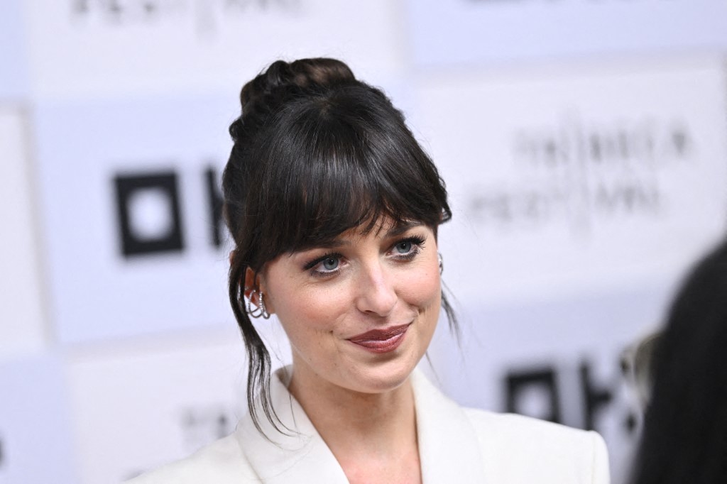 تسريحات شعر الكعكة العالية مع الغرة الامامية من وحي Dakota Johnson