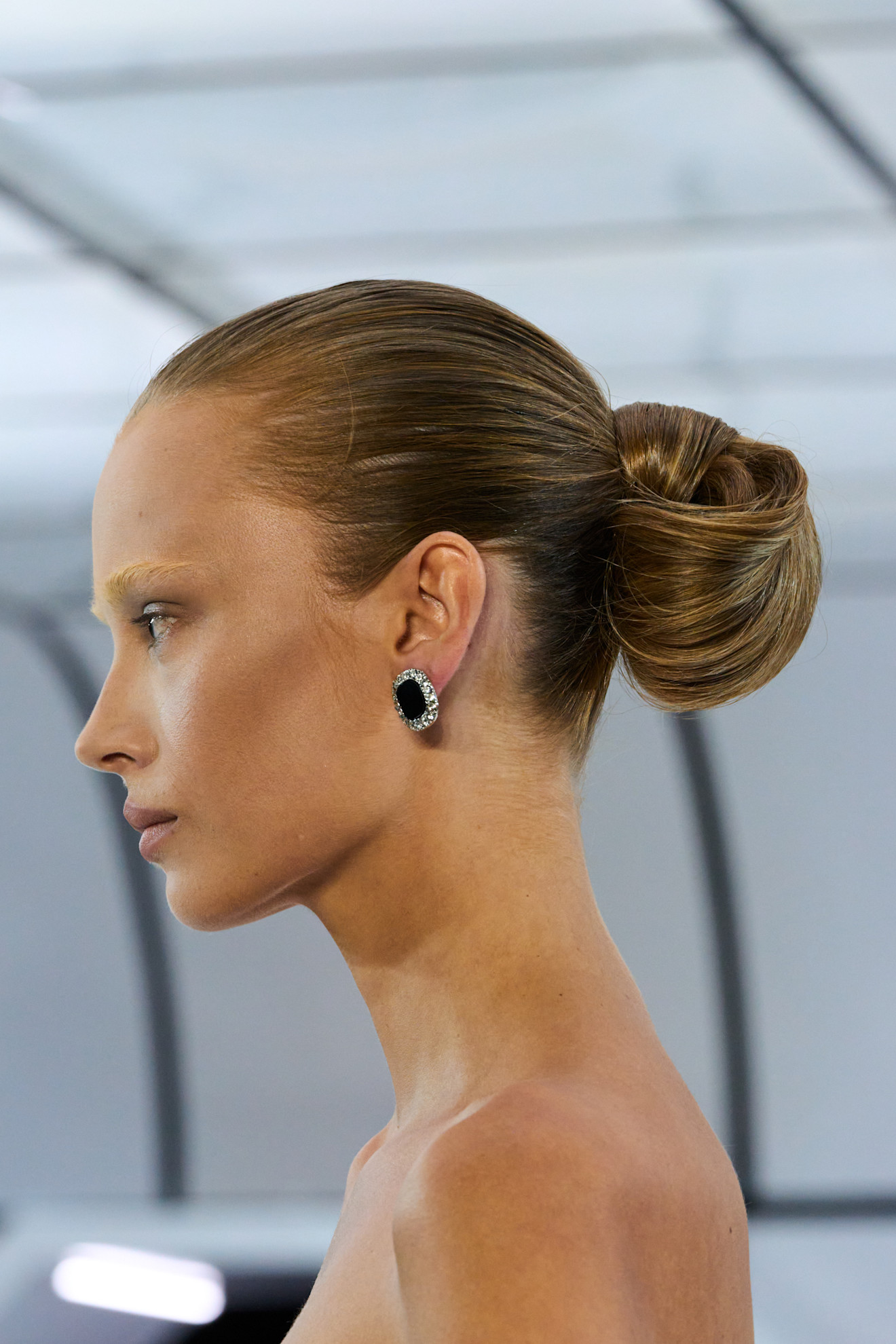 تسريحات شعر الكعكة العصرية  من دار Richard Quinn