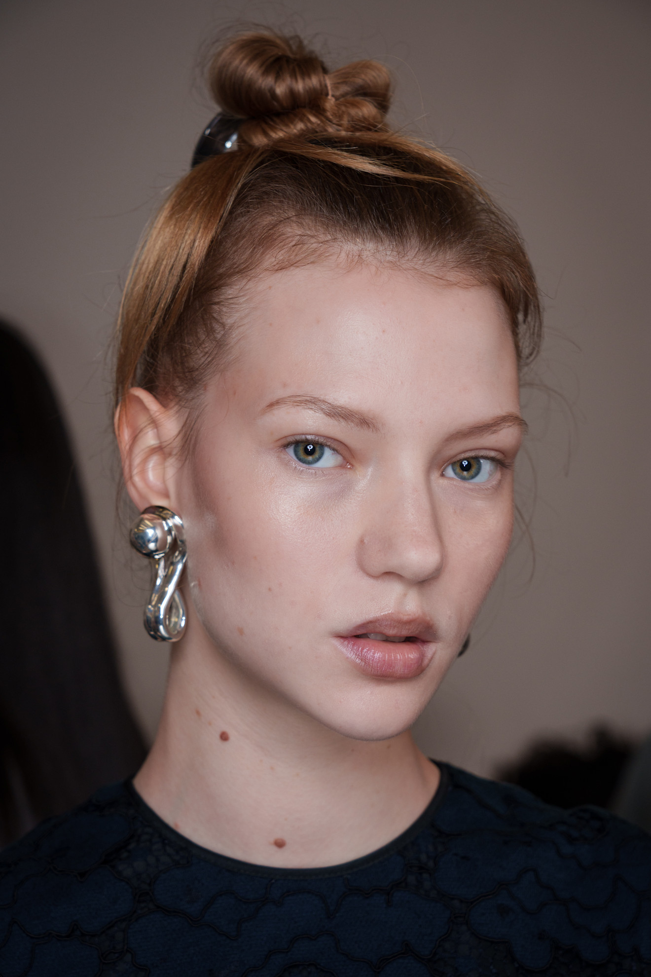 تسريحات شعر الكعكة المبعثرة  من دار Patou