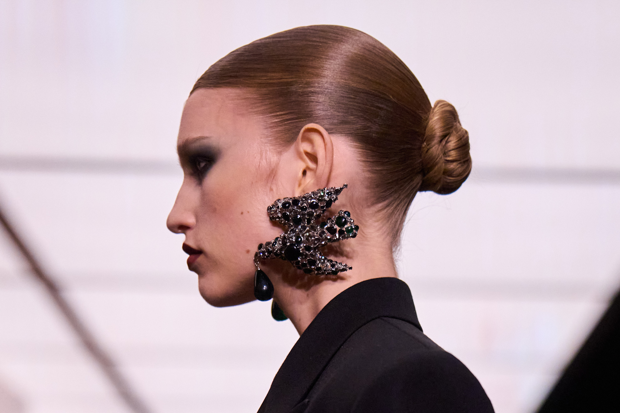 تسريحات شعر الكعكة المبللة والمنخفضة من دار Saint Laurent