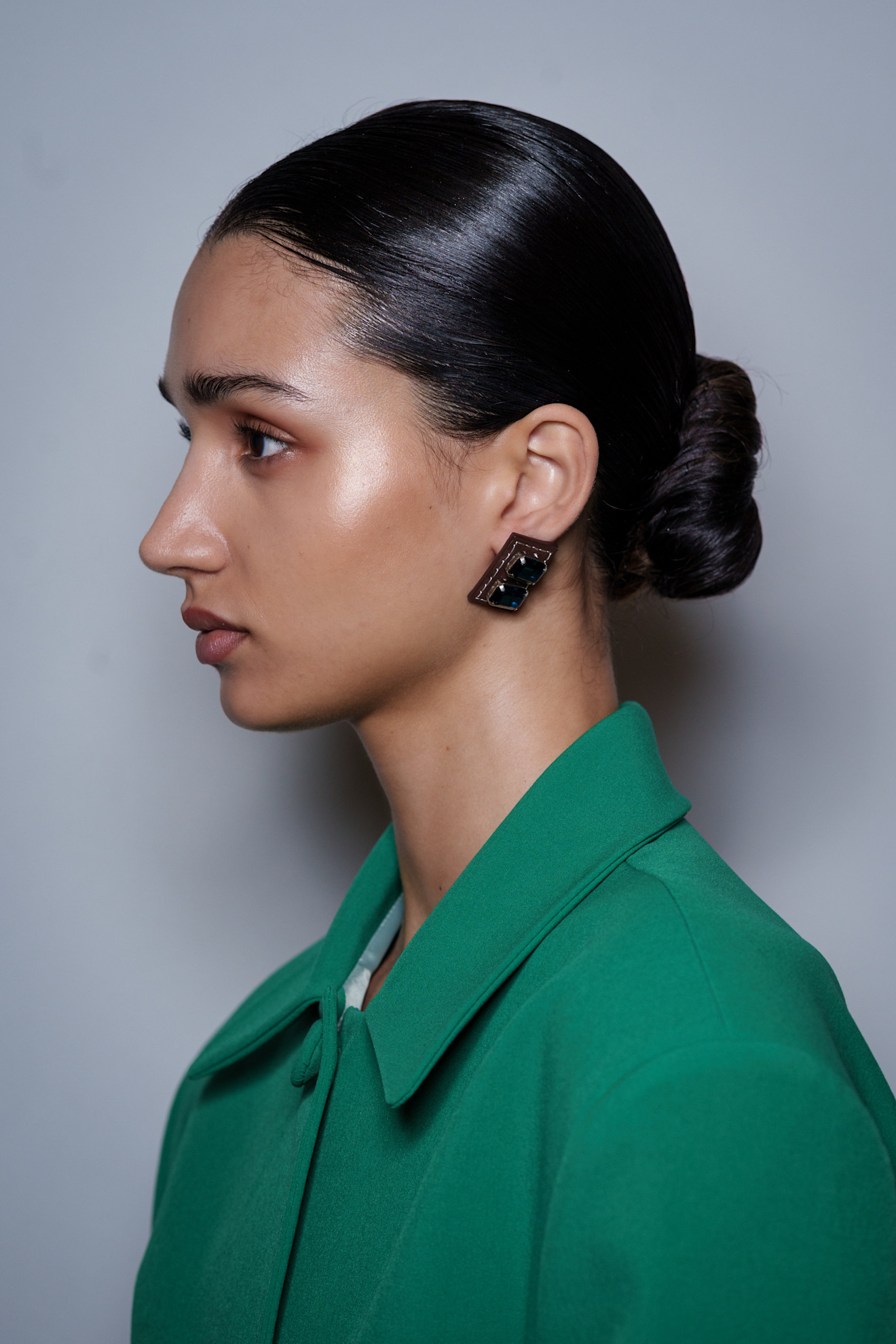 تسريحات شعر الكعكة المنخفضة من دار Dhruv Kapoor