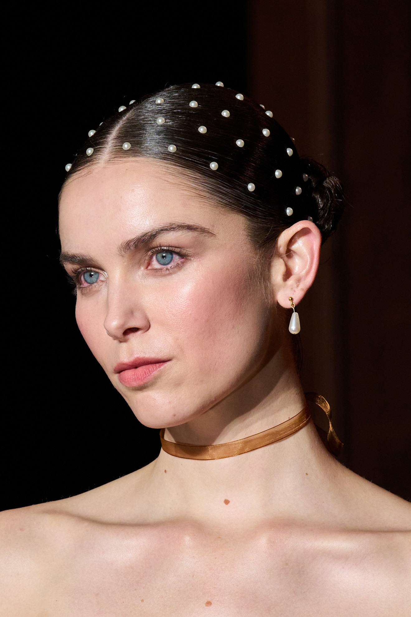 تسريحات شعر الكعكة مع اكسسوارات اللؤلؤ من دار Zuhair Murad