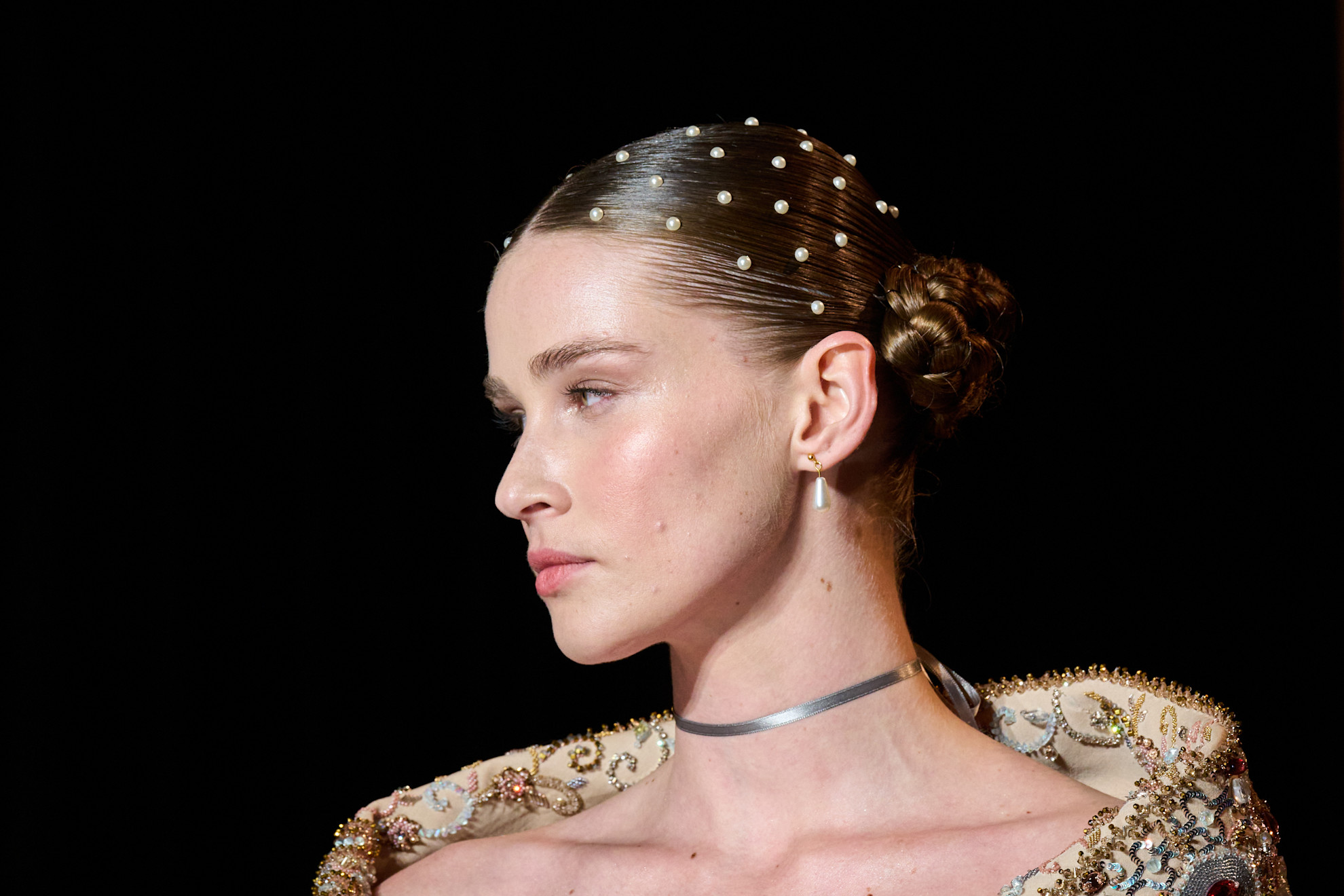 تسريحات شعر الكعكة مع اللؤلؤ من دار Zuhair Murad