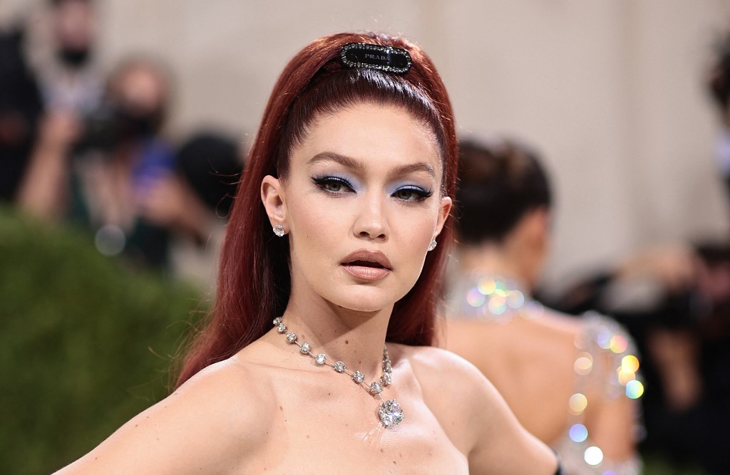 اطلالة Gigi Hadid بمكياج ازرق فاتح