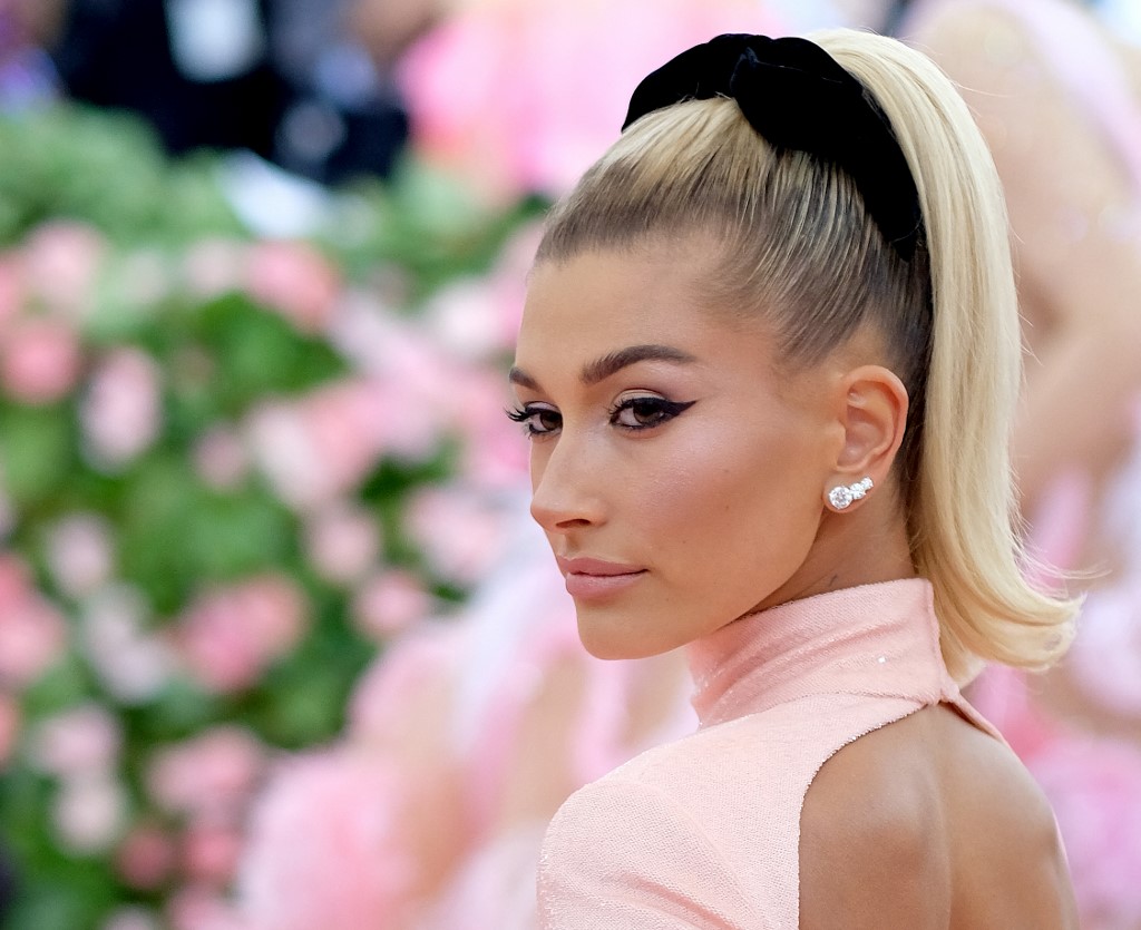 تسريحات شعر ذيل الحصان مع الباند الأسود بأسلوب Hailey Bieber عام 2019