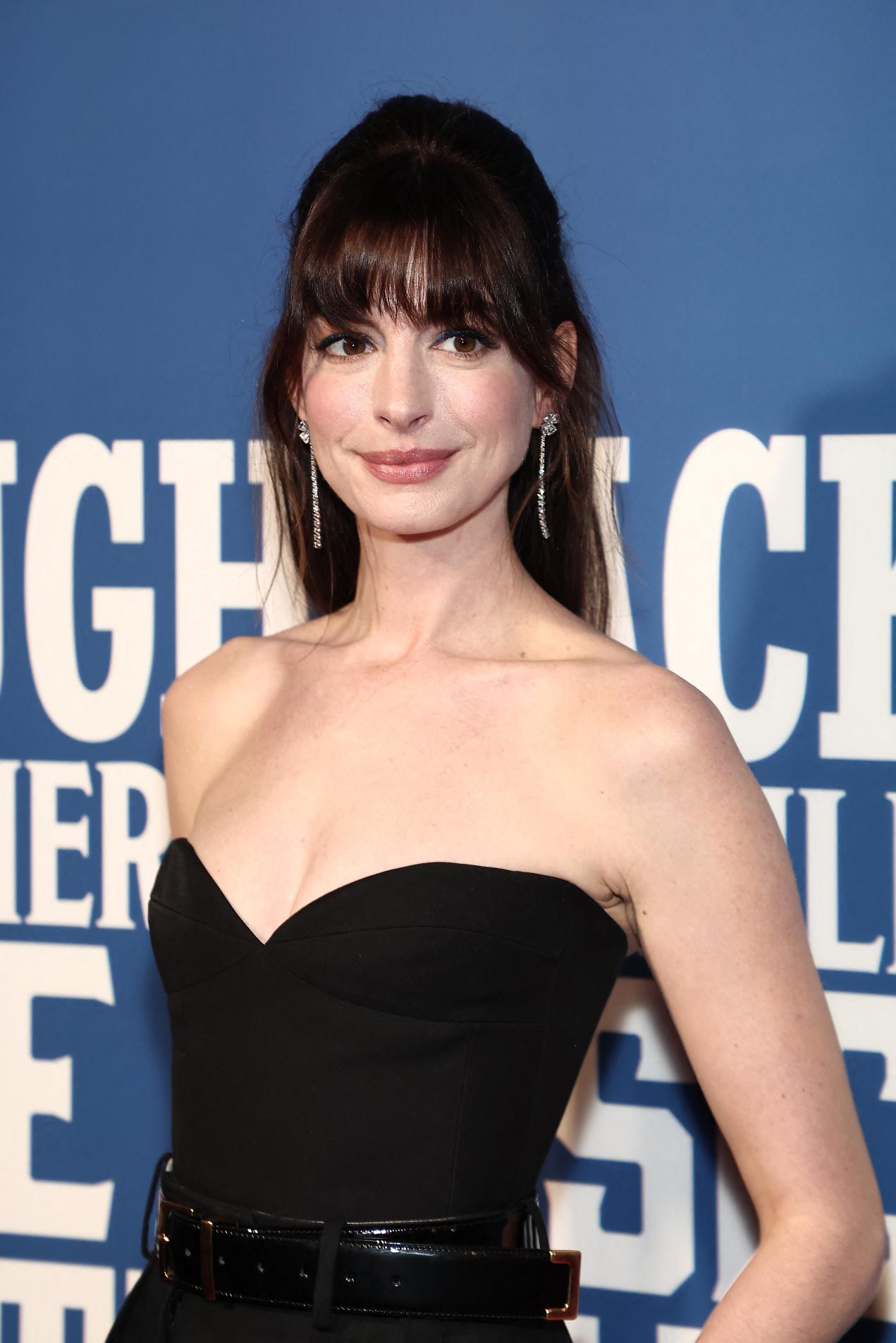 تسريحات شعر ذيل الحصان مع الرفعة النصفية بأسلوب Anne Hathaway