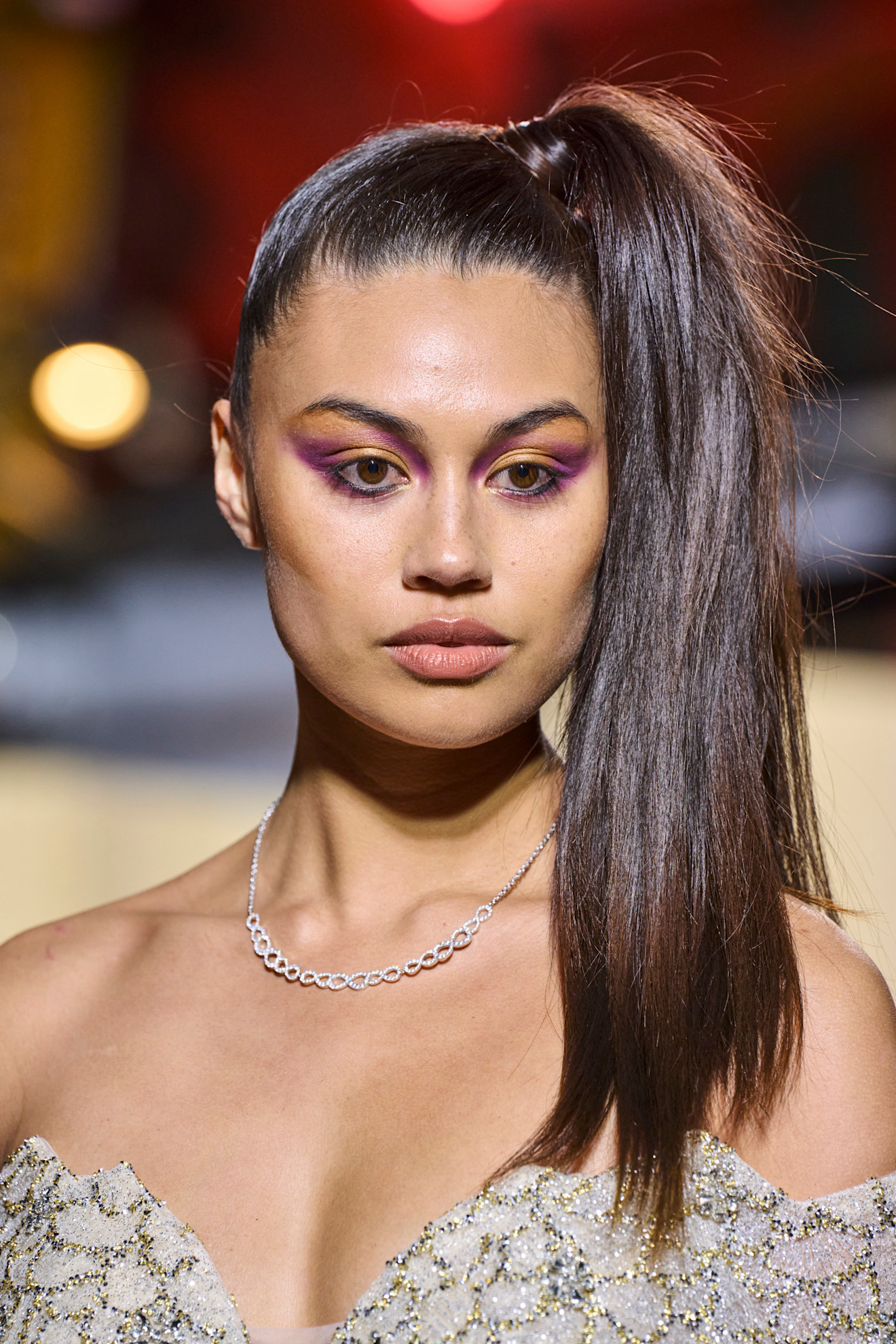 تسريحة الشعر الطويلة مع ذيل الحصان الجانبية