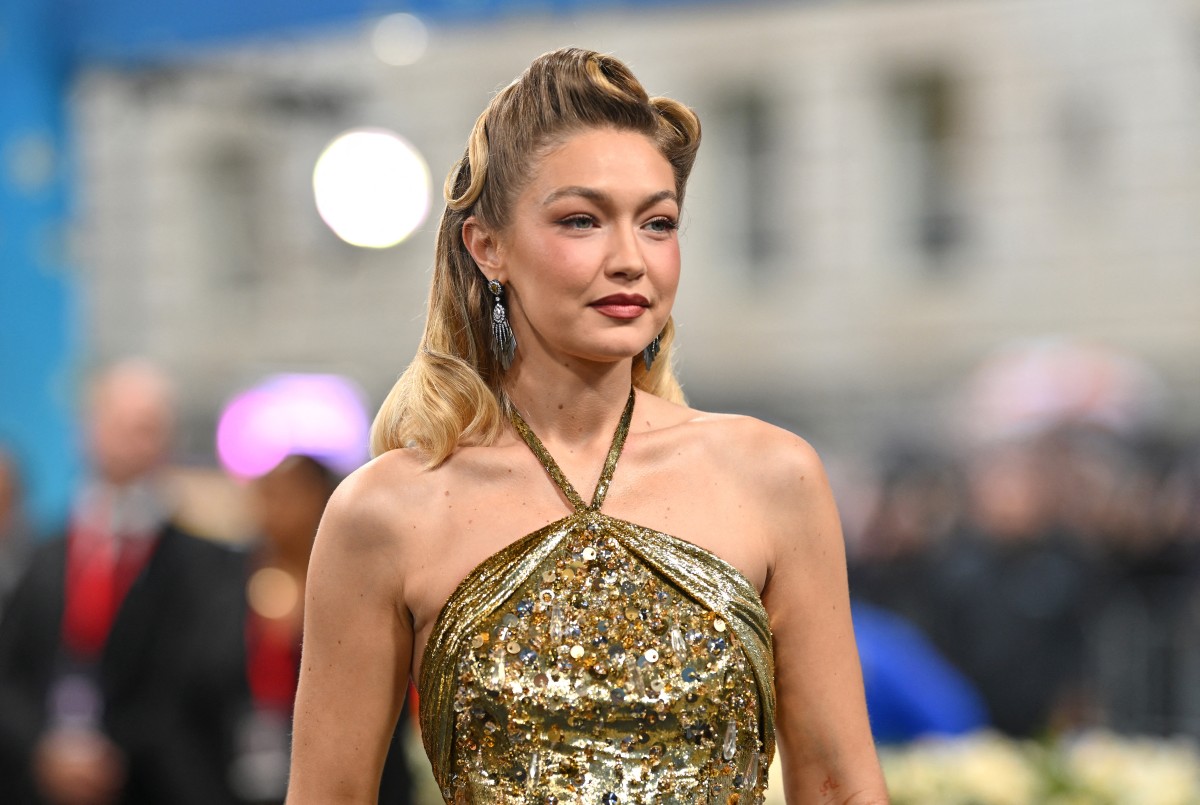 تسريحات شعر ريترو طويل ونصفي بأسلوب Gigi Hadid