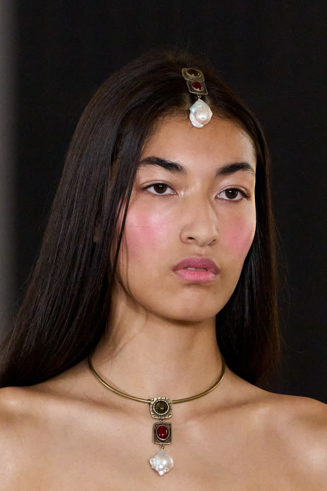 تسريحات شعر مالسة مع اكسسوارات الخرز من دار Julie De Libran