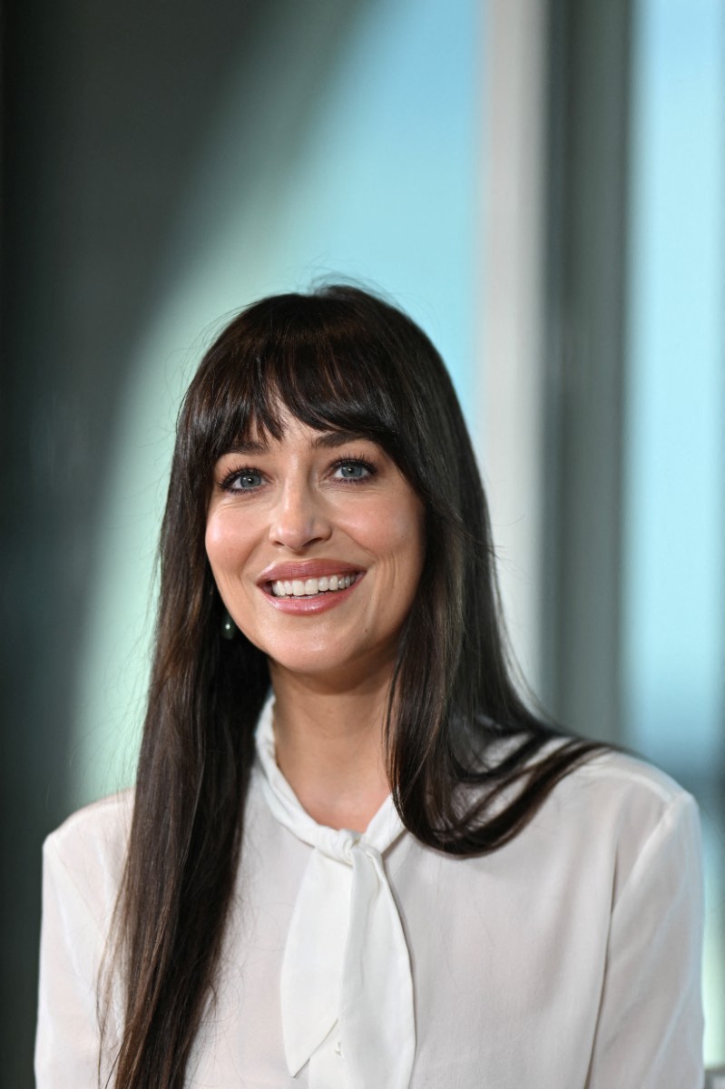 تسريحات شعر مالسة مع الغرة الامامية من وحي Dakota Johnson