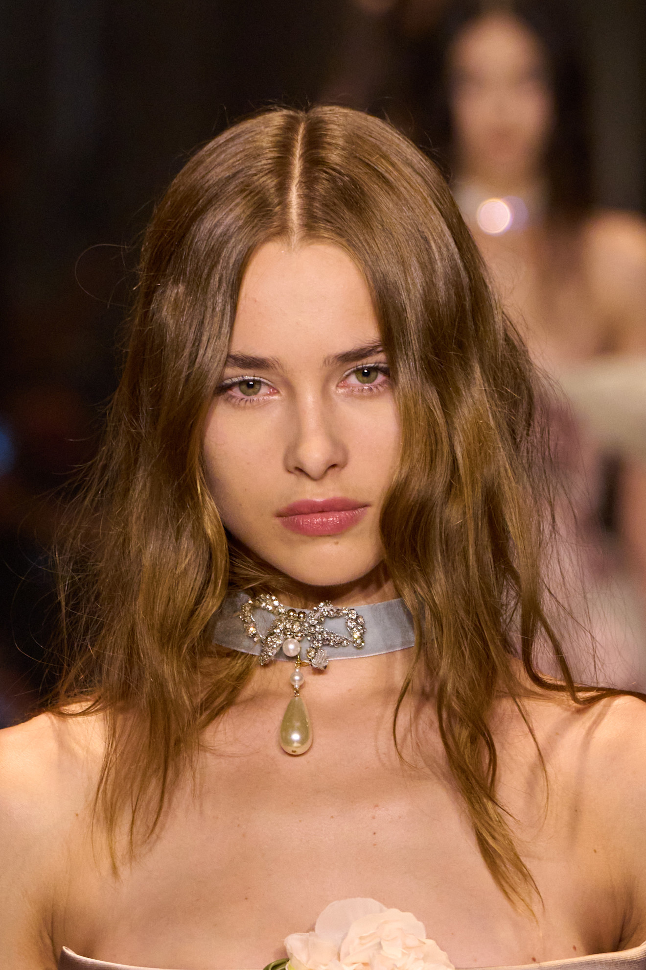 تسريحات شعر مبعثرة وطويلة من دار Elie Saab