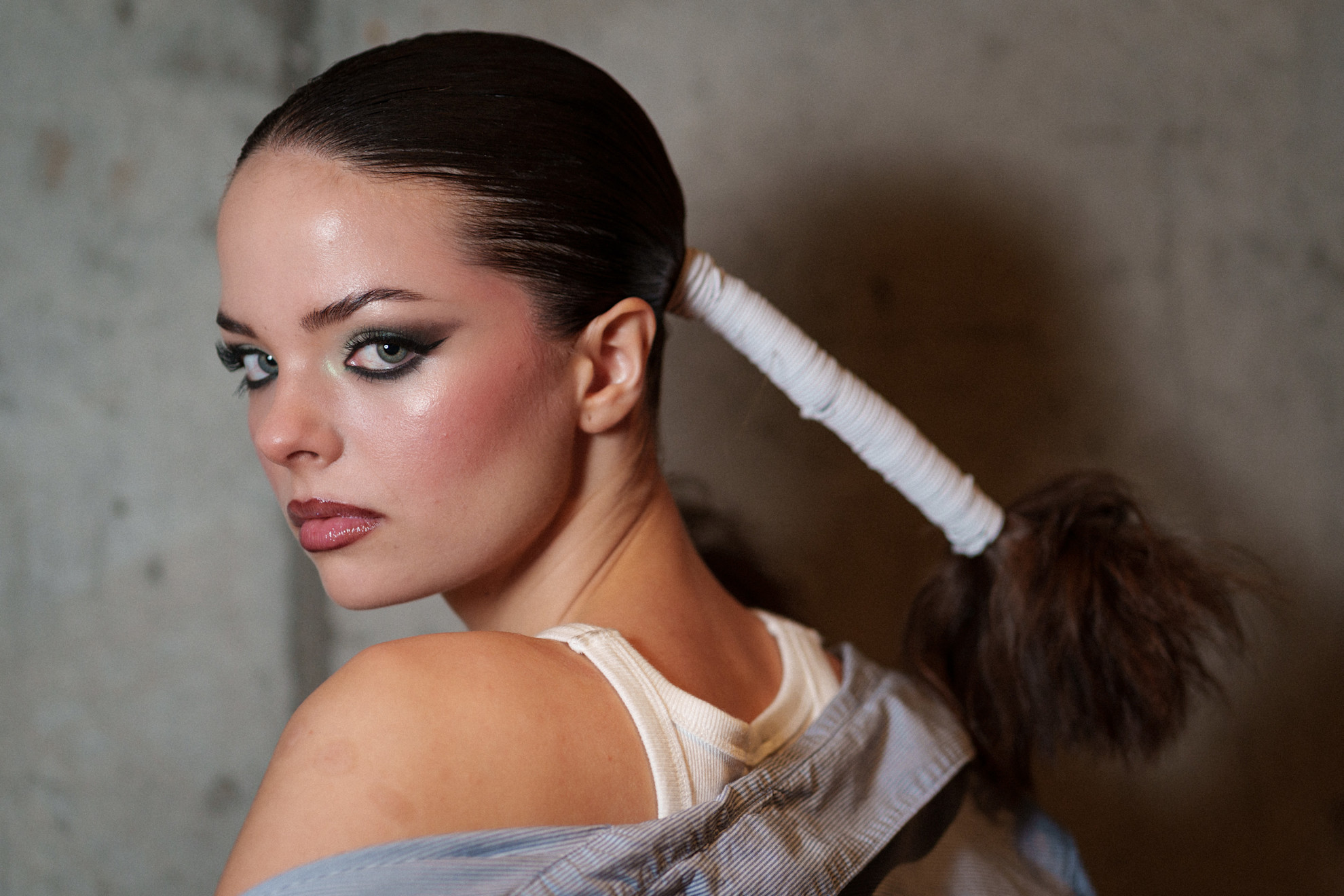 تسريحات شعر مبللة مع أكسسوارات الحبال