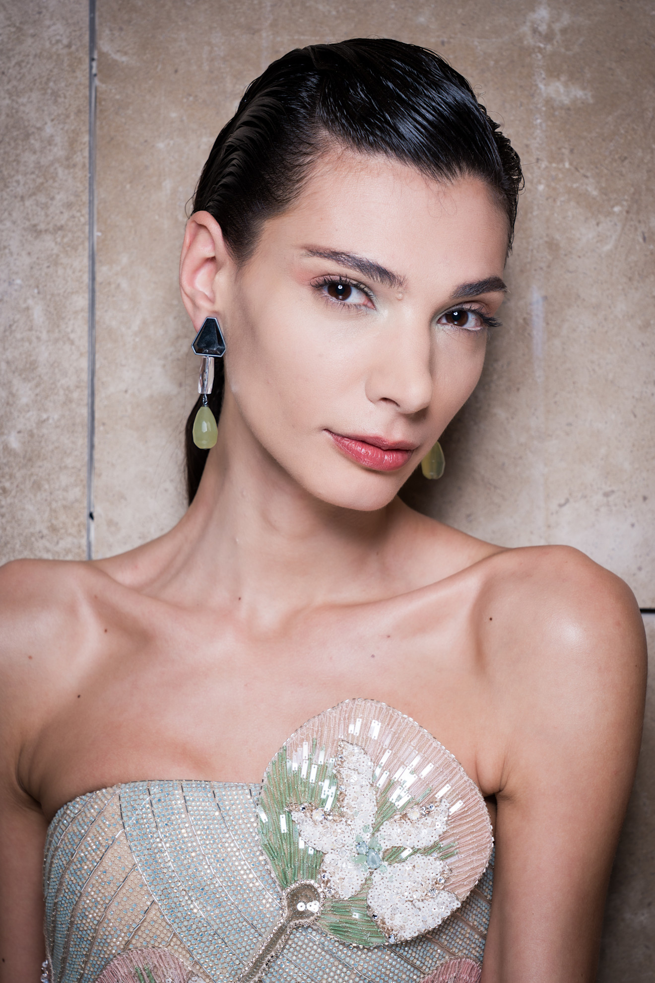 تسريحات شعر مبللة وجانبية من دار Giorgio Armani Prive