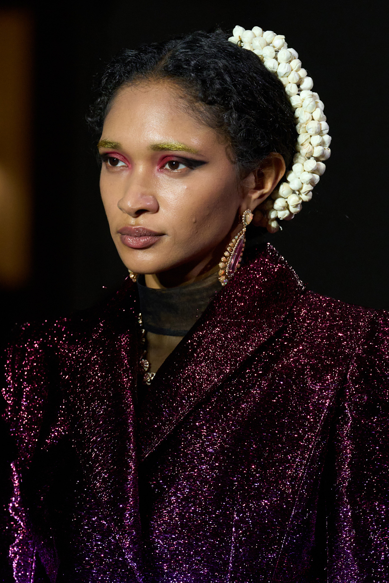 تسريحات شعر مرفوعة مع أكسسوارات الحبيبات النافرة من دار Bibhu Mohapatra