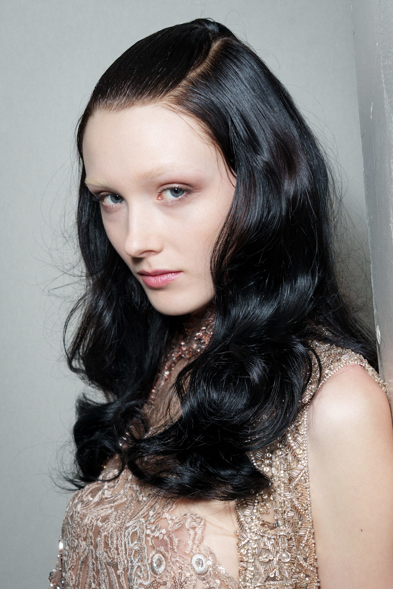 تسريحات شعر ويفي مع الخصل النصفية