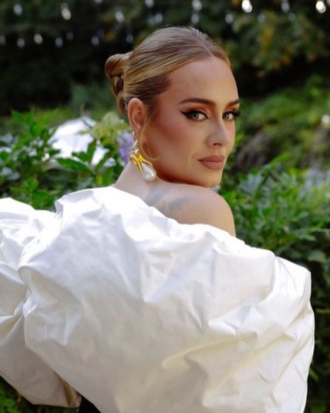 تسريحات عر الكعكة المنخفضة مع الخصل المبللة