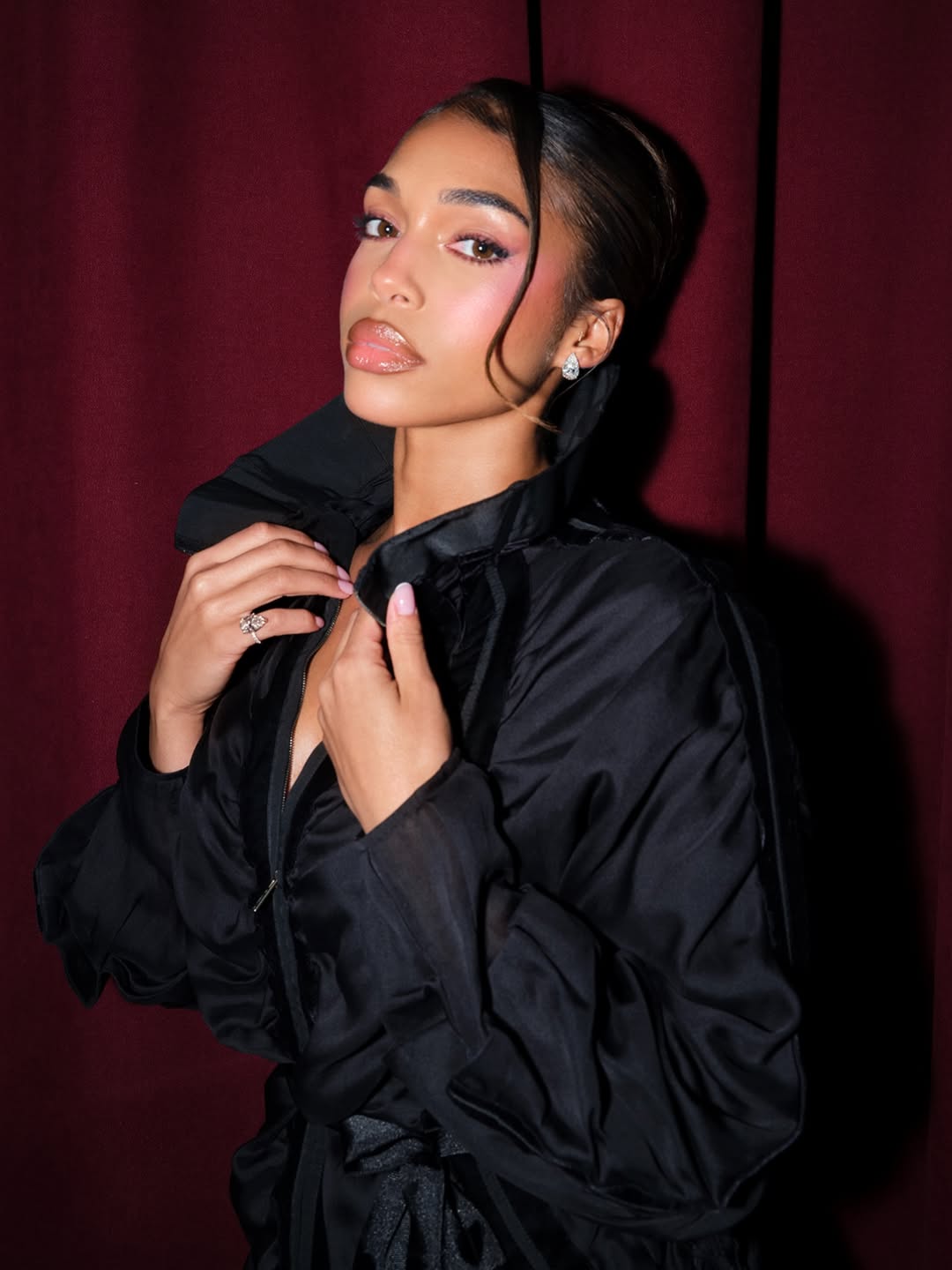 تسريحة الرفعة العالية مع الخصل الجانبية من وحي Lori Harvey