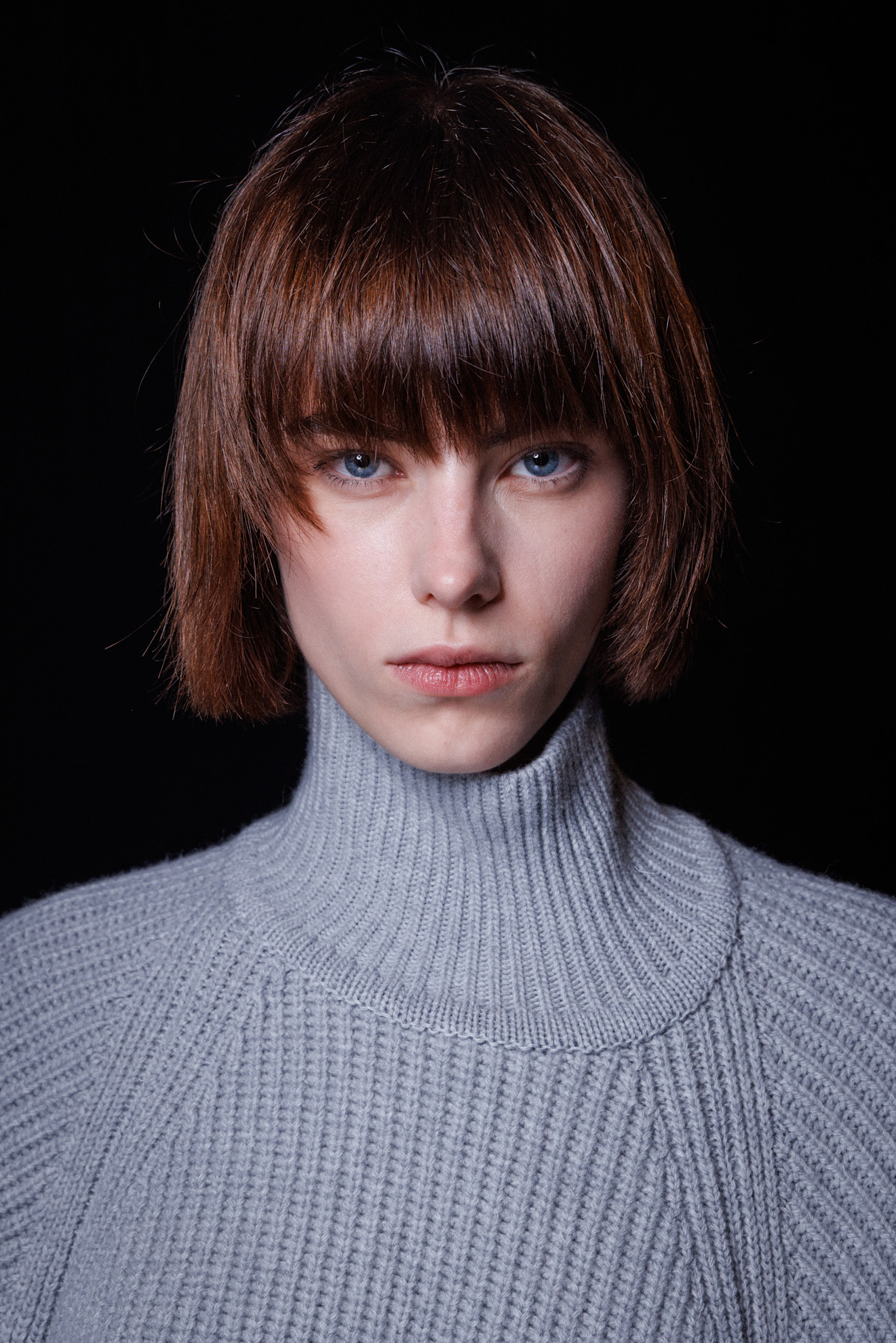 تسريحة الشعر الفرنسية مع الغرة الطويلة من دار Balmain