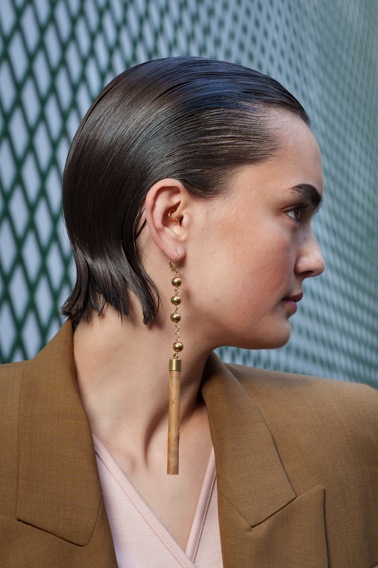 تسريحة الشعر المبلل مع الخصل القصيرة من دار Burc Akyol