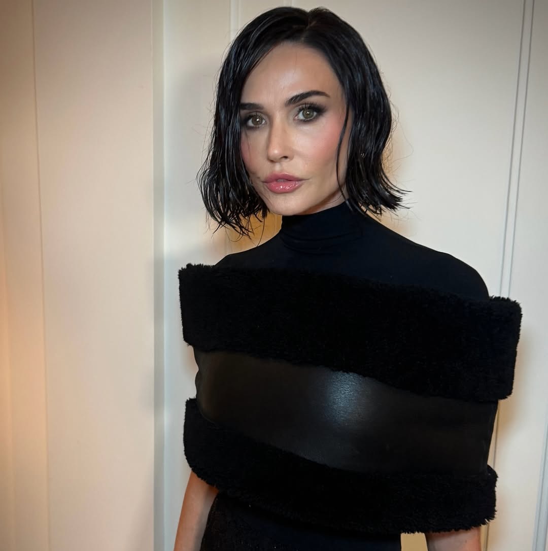 تسريحة الشعر المبلل مع الفرق الجانبي بأسلوب النجمة Demi Moore