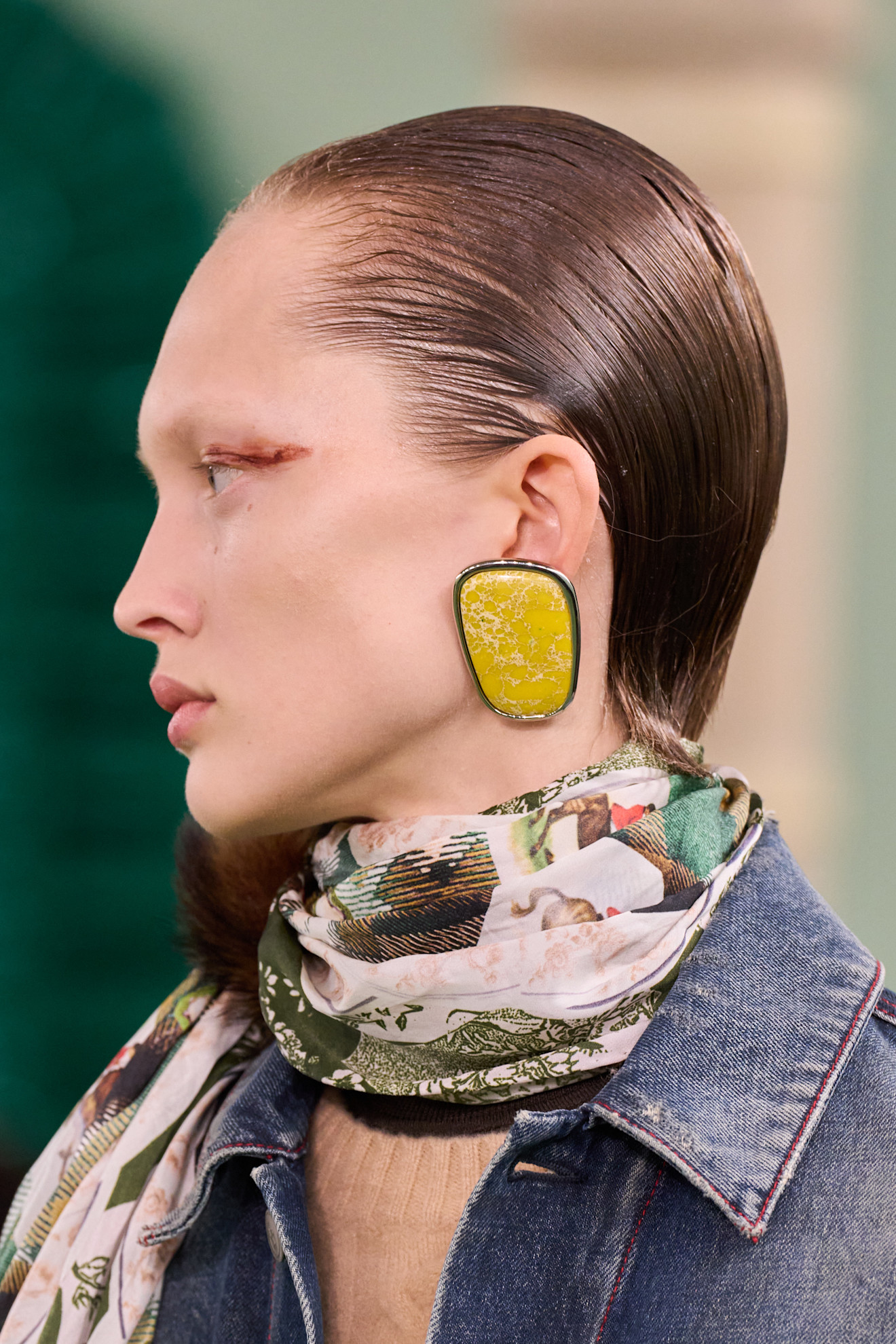 تسريحة الشعر المبللة مع الخصل القصيرة من دار Acne Studios