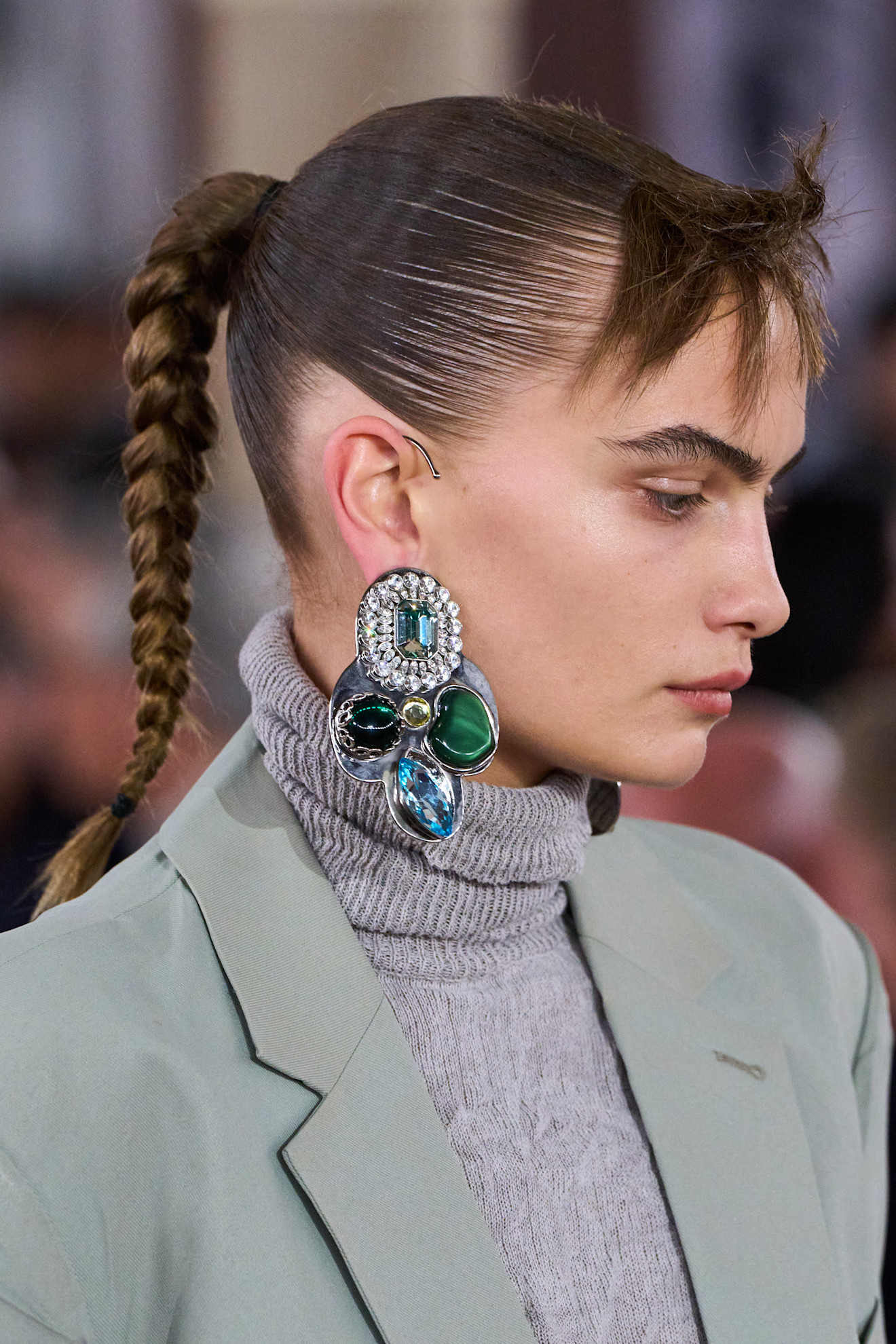 تسريحة الشعر المبللة مع ذيل الحصان من دار Acne Studios