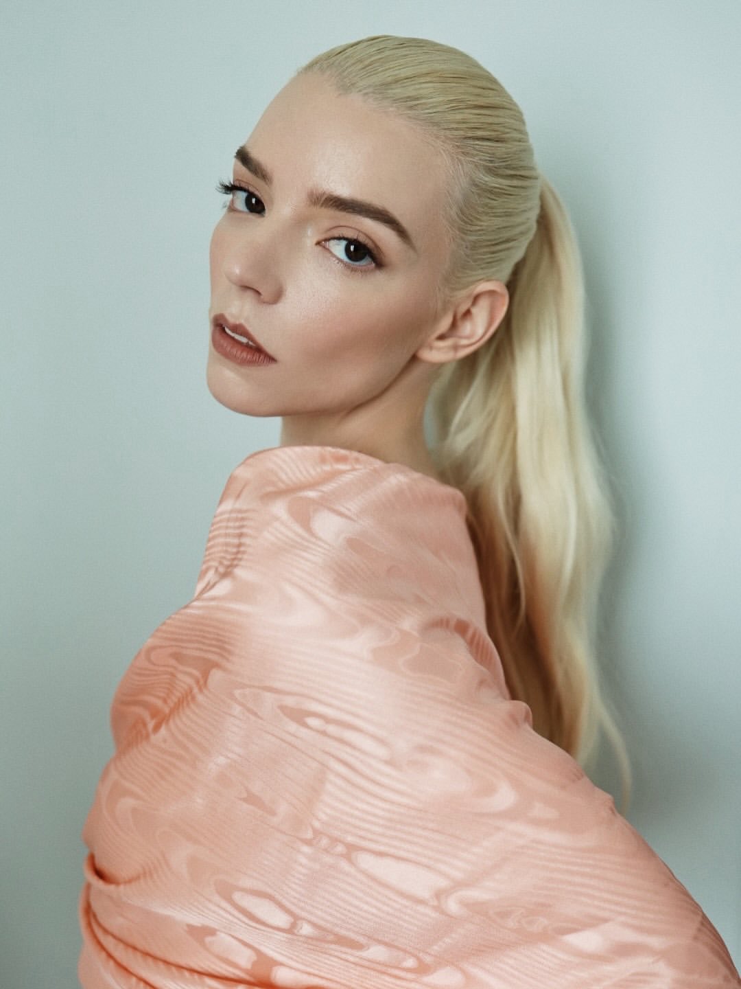 تسريحة الشعر الملمومة مع ذيل الحصان العالية على طريقة النجمة Anya Taylor-Joy