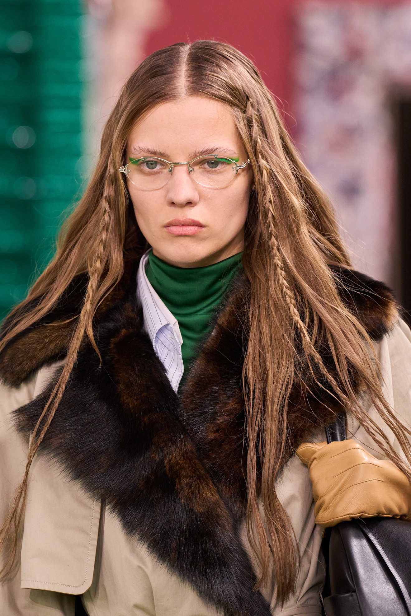 تسريحة الضفيرة الجانبية والرفيعة من دار Acne Studios