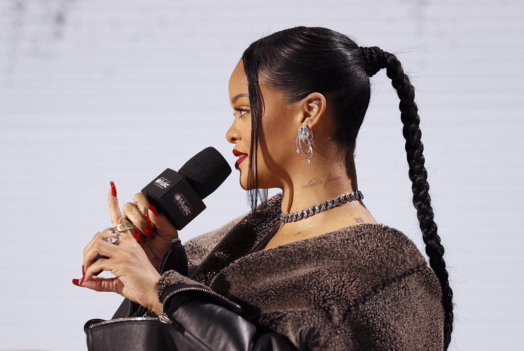تسريحة الضفيرة الطويلة بأسلوب Rihanna