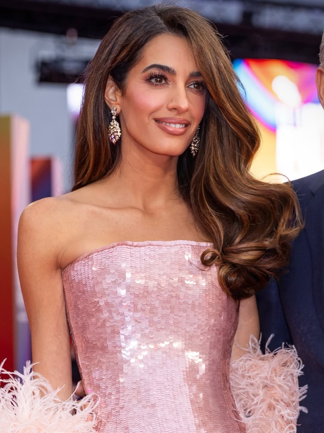 تسريحة الفرق الجانبي مصدر إلهام النجمة أمل كلوني-  الصورة من حساب Dimitris Giannetos على انستغرام