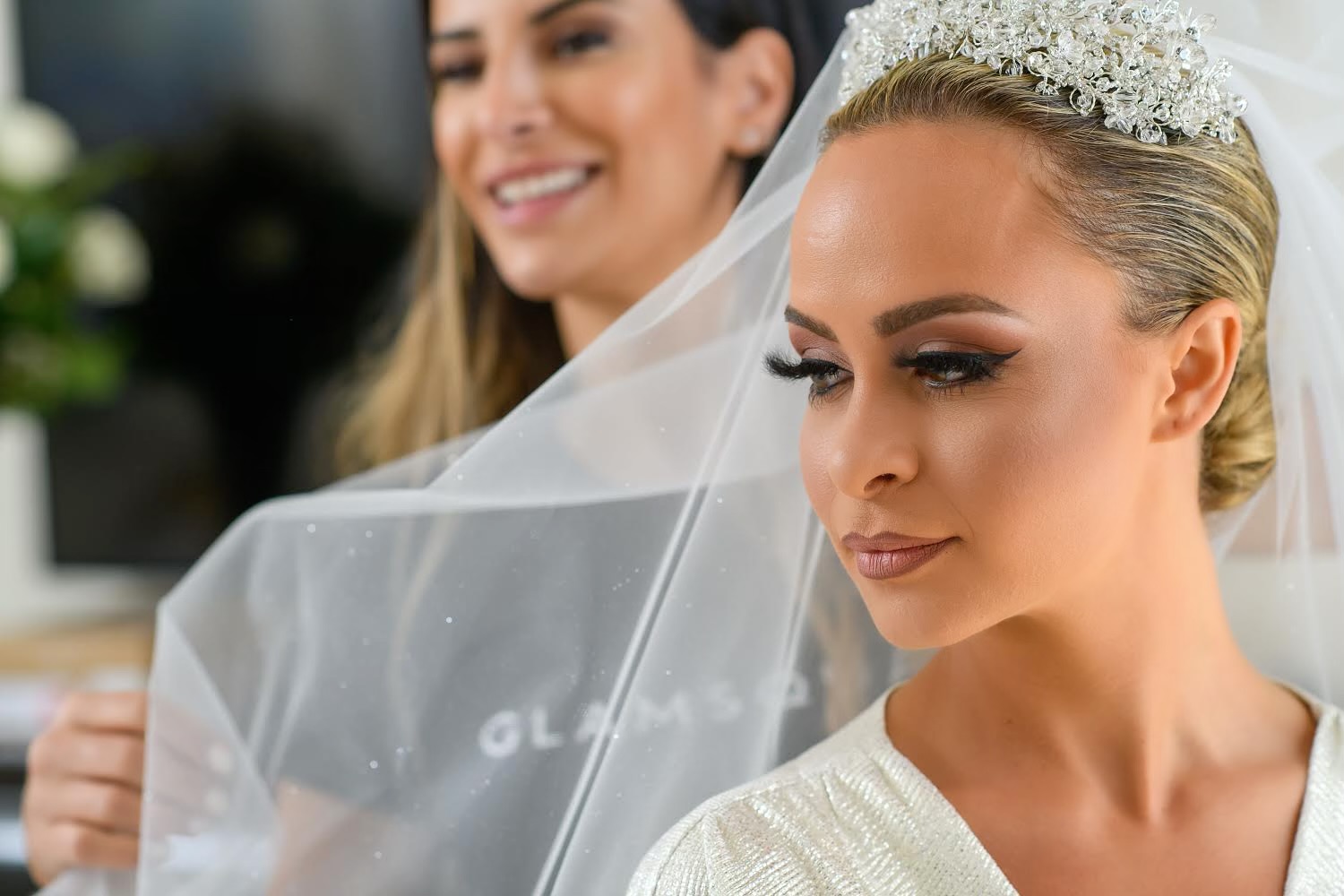 تسريحة رفع ناعمة للعروس