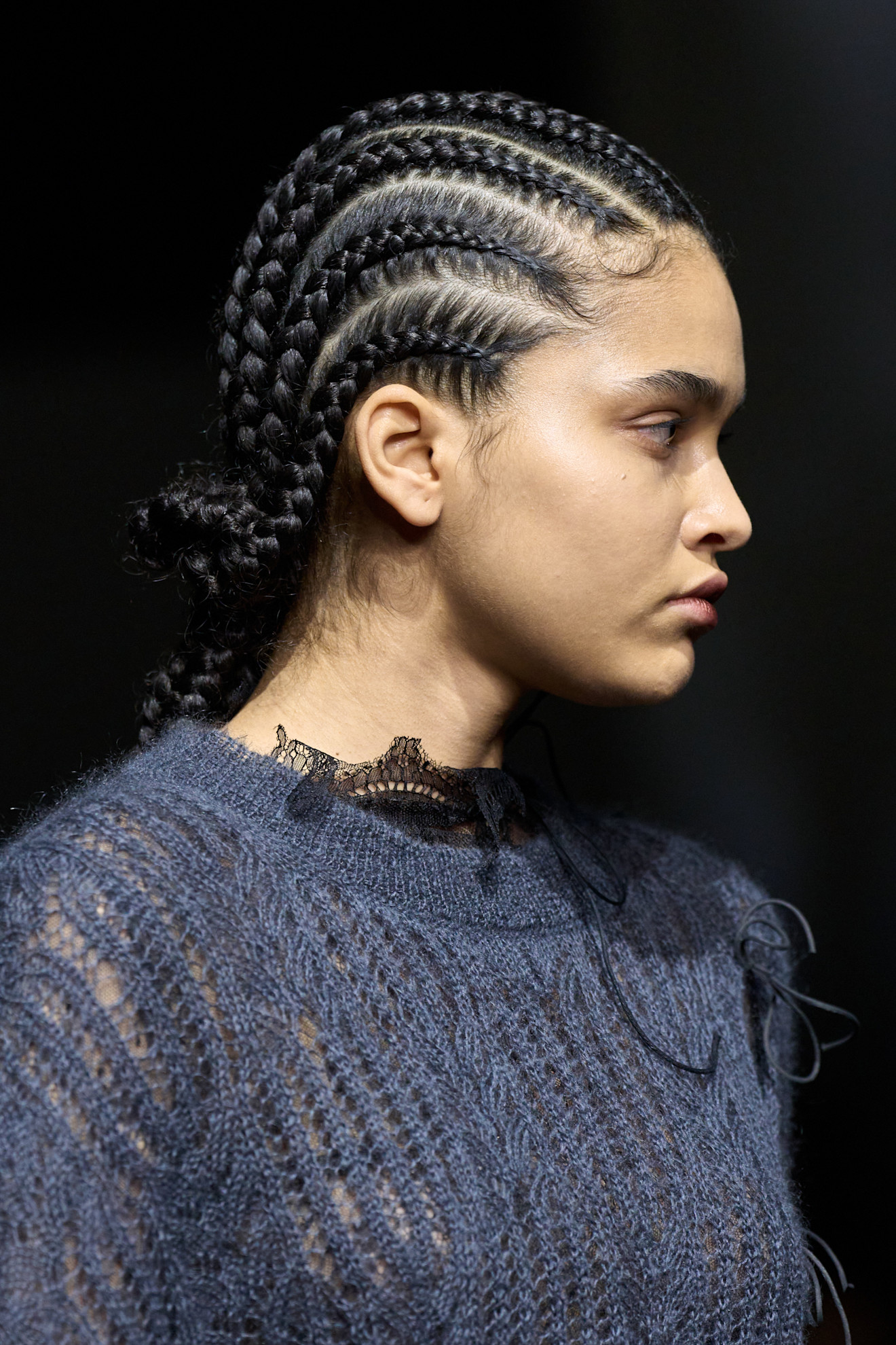 تسريحة شعر الضفائر الجانبية والأفريقية من دار Pauline Dujancourt