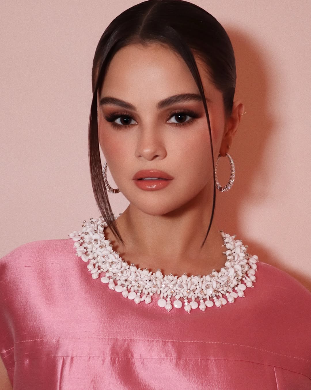 تسريحة شعر الكعكة مع الخصل الجانبية الطويلة بأسلوب Selena Gomez