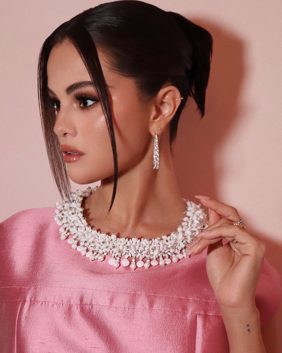 تسريحة شعر الكعكة مع الخصل الجانبية بأسلوب Selena Gomez