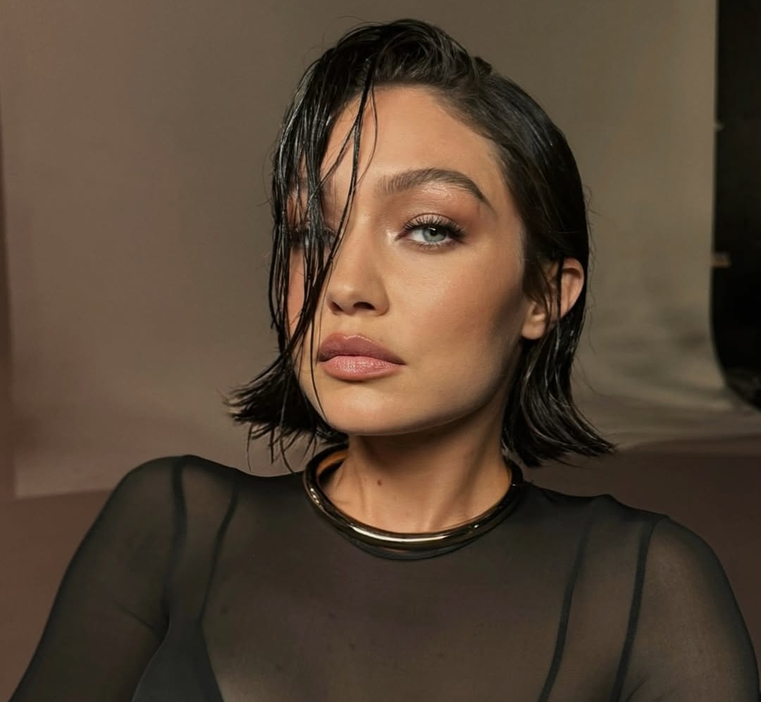 تسريحة شعر الميني بوب المتساوية مع الخصل الامامية من وحي Gigi Hadid