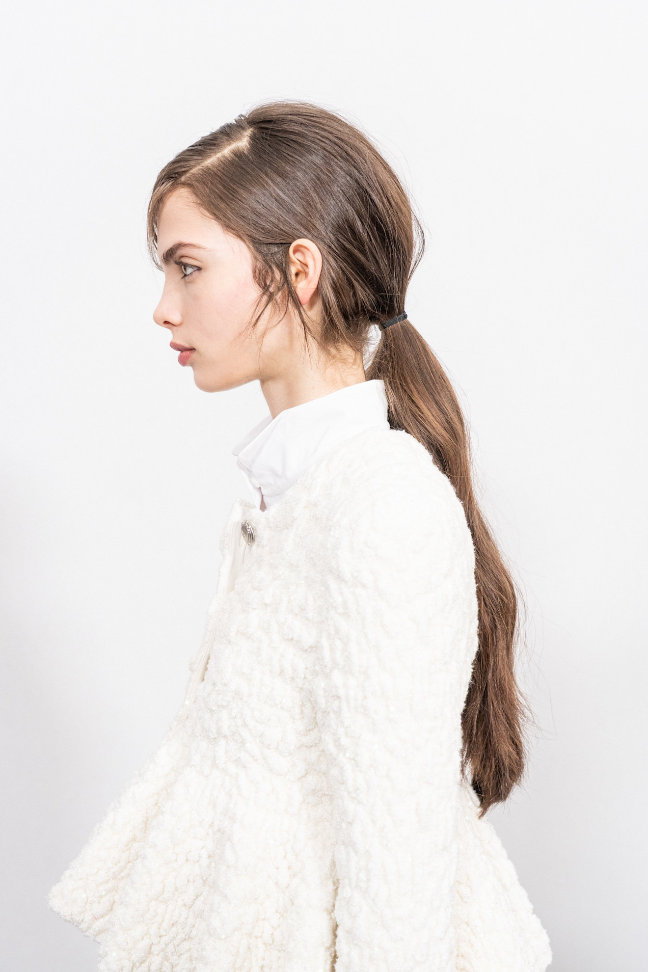 تسريحة شعر ذيل الحصان الويفي والطويل  من دار Christian Dior