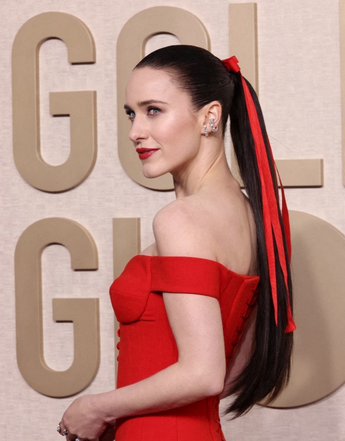 تسريحة شعر طويل مع ذيل الحصان بأسلوب Rachel Brosnahan