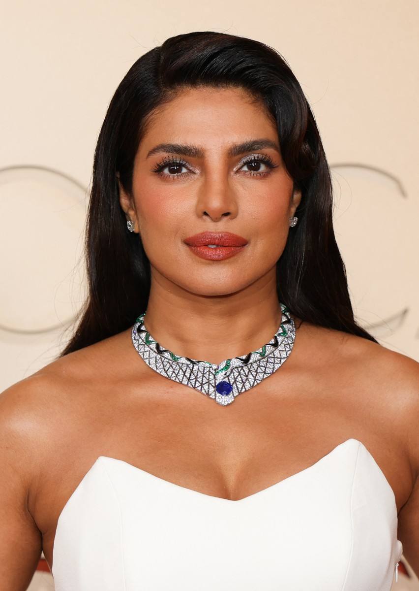 تسريحة شعر طويلة بتموجات ملفوفة وفرق جانبي من وحي Priyanka Chopra