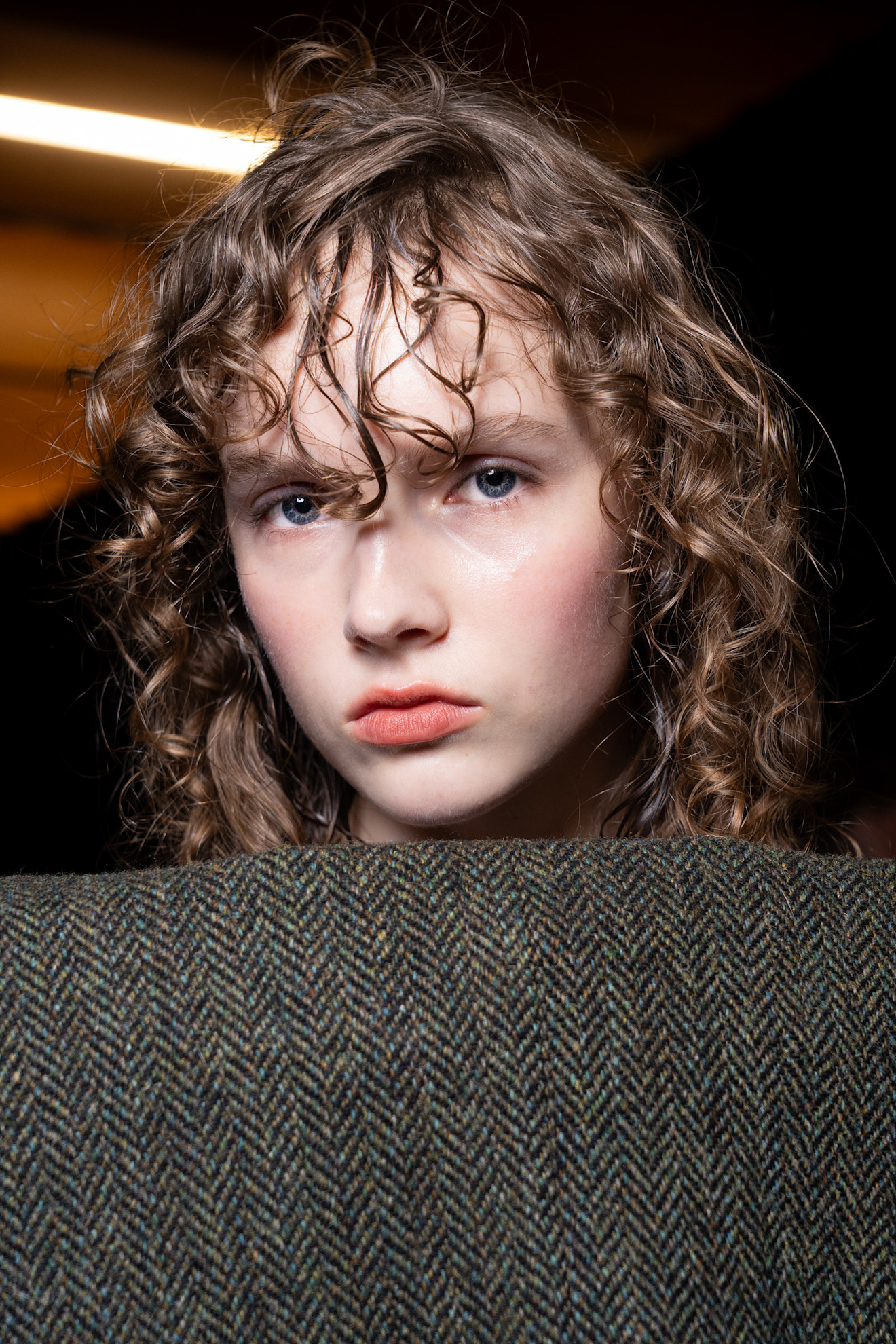 تسريحة شعر كيرلي كثيفة من دار Hodakova