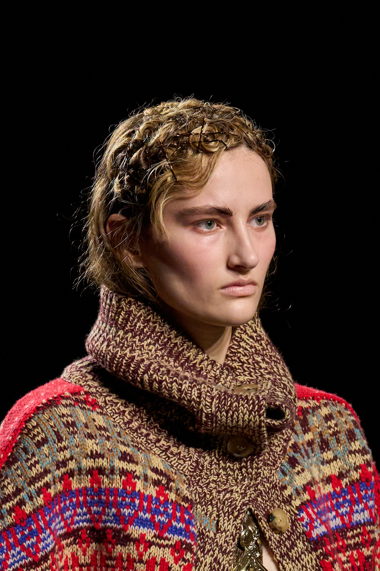 تسريحة شعر مبللة مع الدبابيس الكثيفة من دار Dries Van Noten