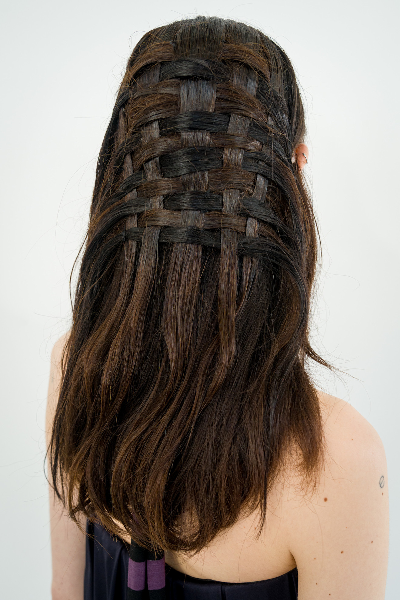 تسريحة شعر مزدوجة وهندسية من دار Maitrepierre