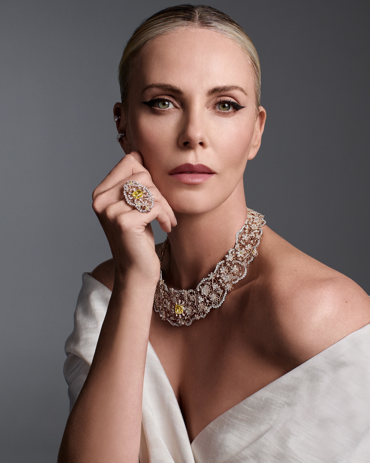 تشارليز ثيرون Charlize Theron بعقد وخاتم Dior Milly Dentelle من الذهب الوردي والبلاتين والألماس الأبيض والأصفر