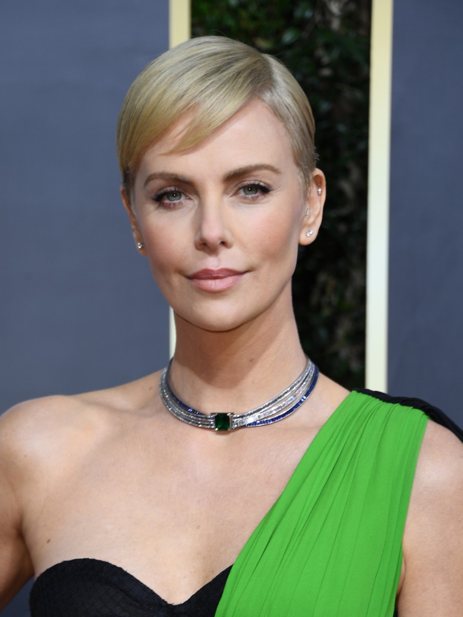 تشارليز ثيرون Charlize Theron تعشق تصاميم المجوهرات البارزة