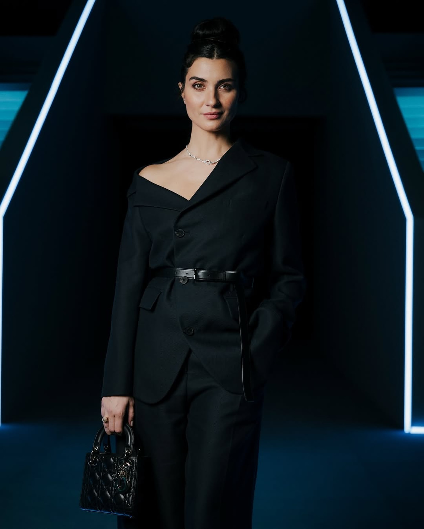 توبا بويوكستون Tuba Büyüküstün بطلة الموسم الثاني من مسلسل ابنة السفير