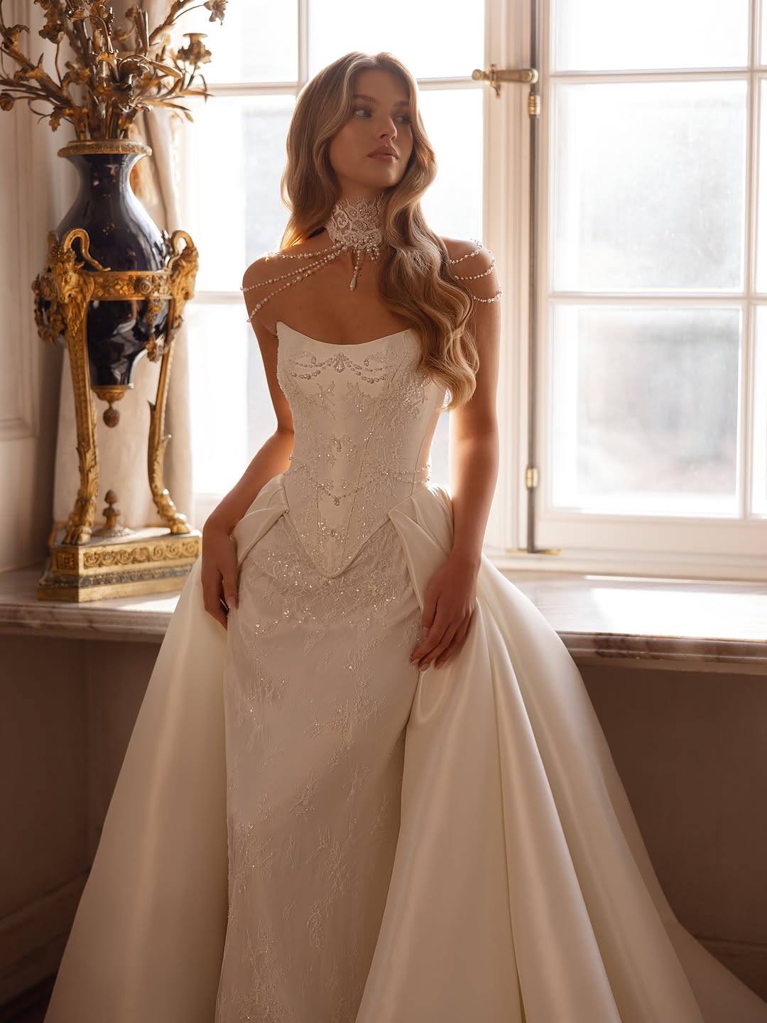 تشوكر مطرز بحبات اللؤلؤ من دار VAGZALLI