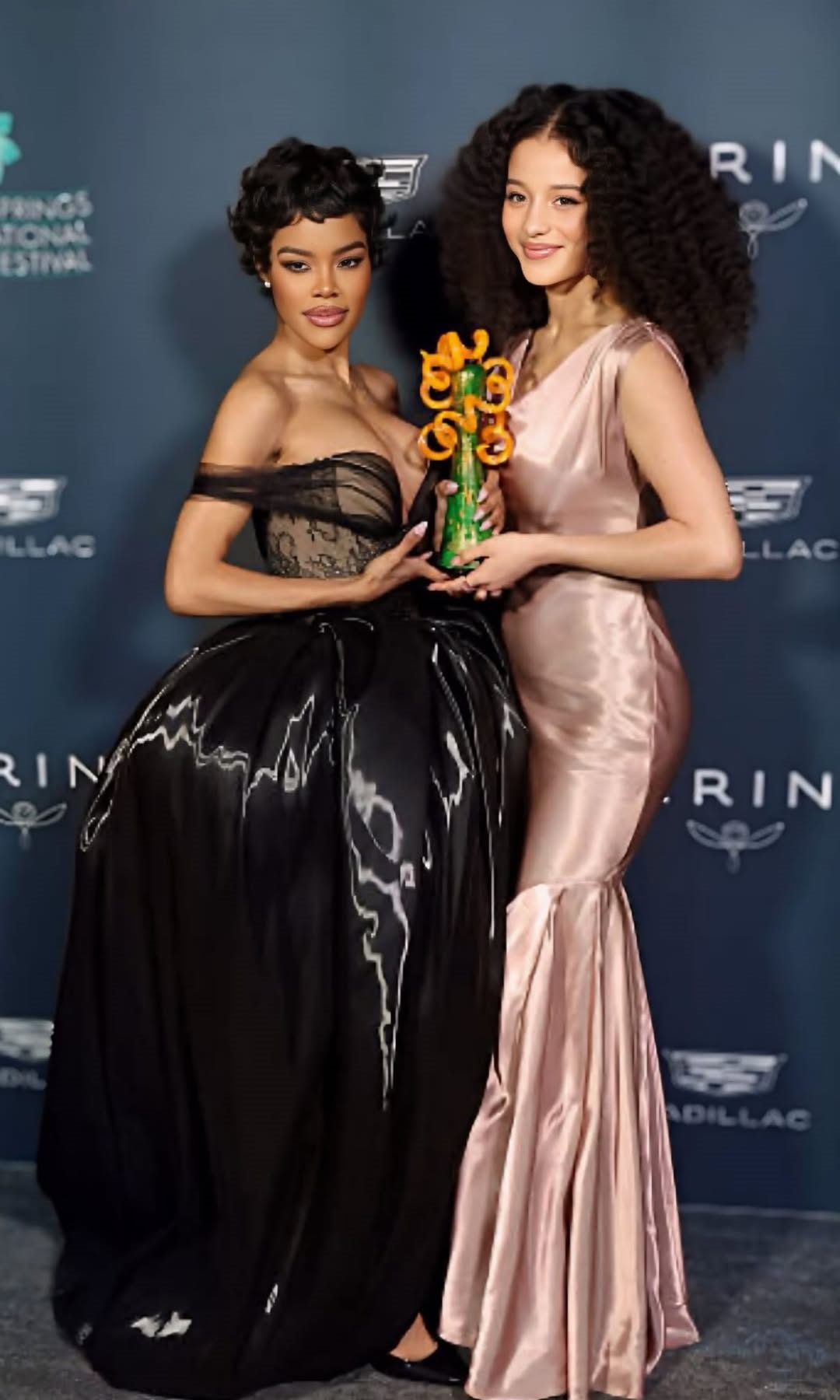 تشيس انفينيتي بفستان طويل من الحرير باللون الزهري الشاحب