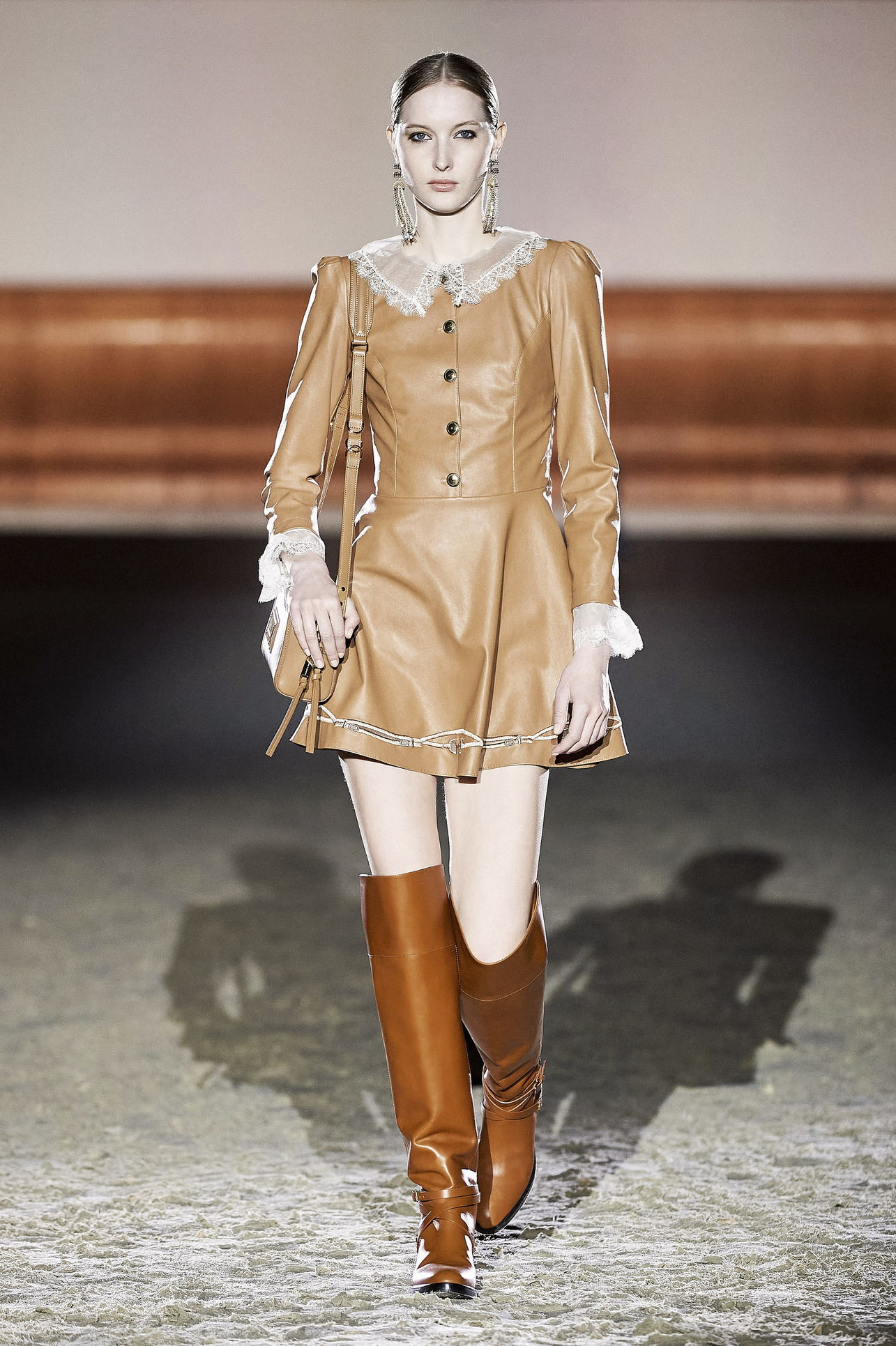 تصاميم بتدرجات البيج من دار Elisabetta Franchi