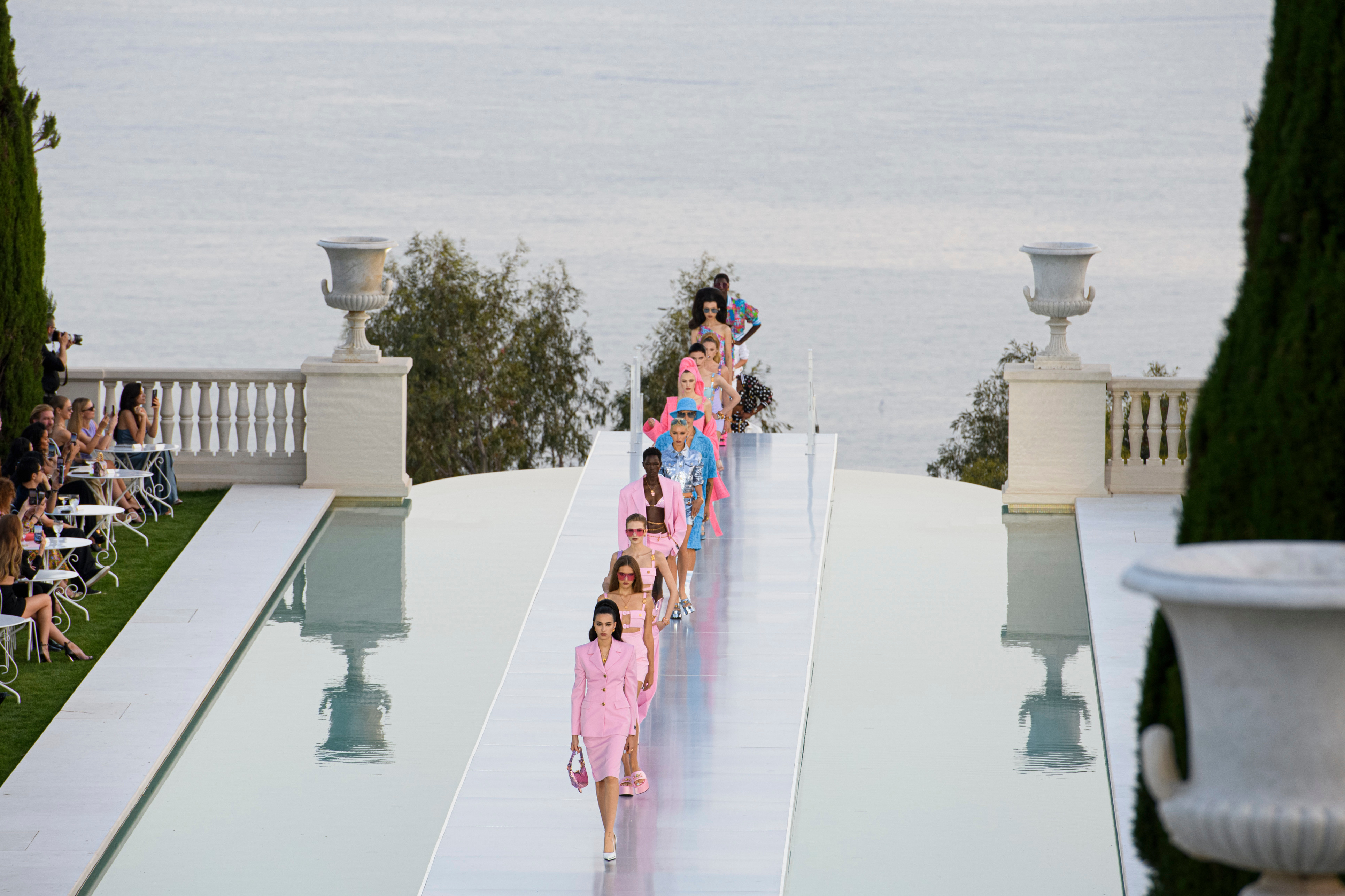 تصاميم لدار Versace عرضت في مدينة كان