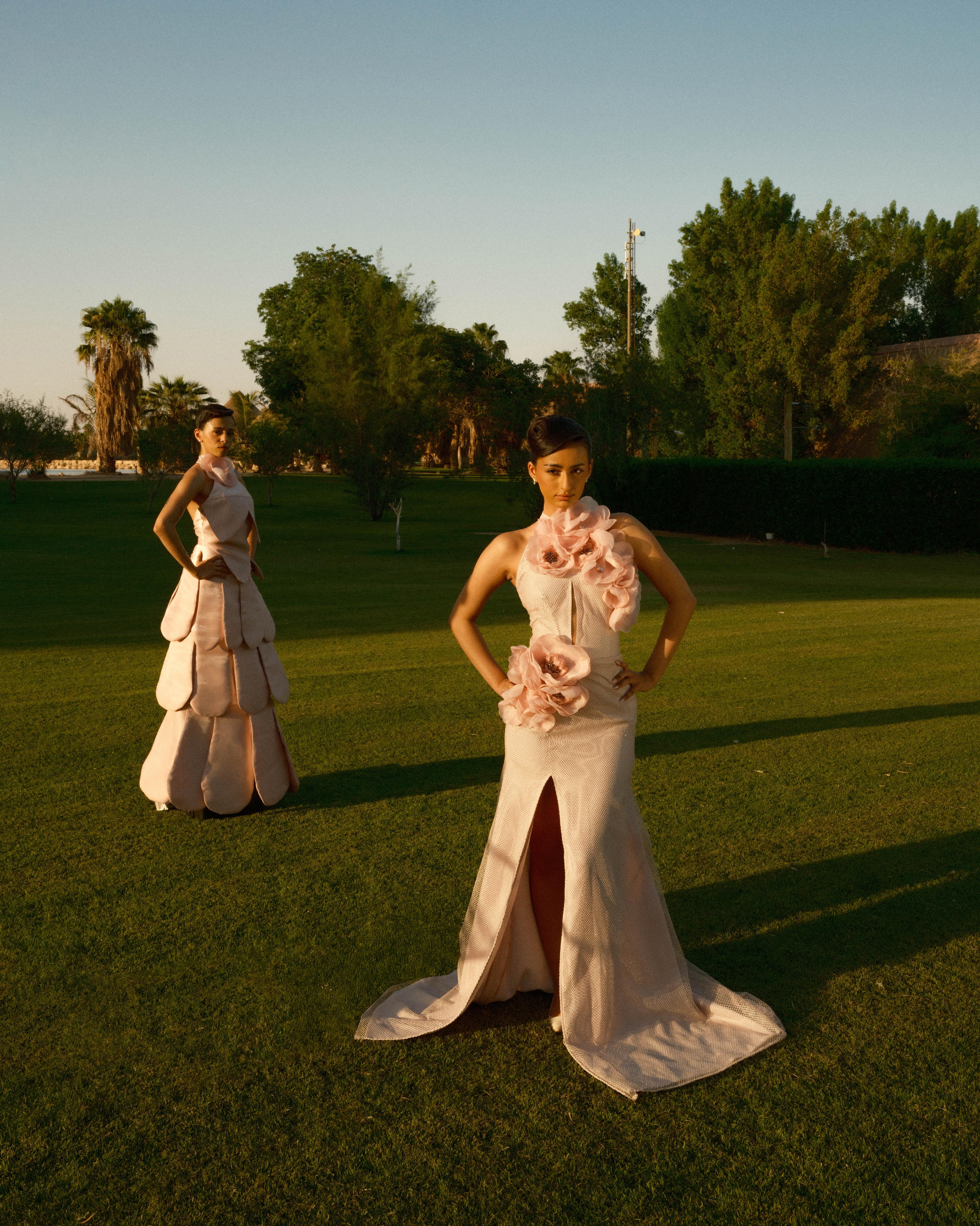 تصاميم من مجموعة The Floral Gate تعكس تفاصيل الزهرة للمصممة رند ناصر