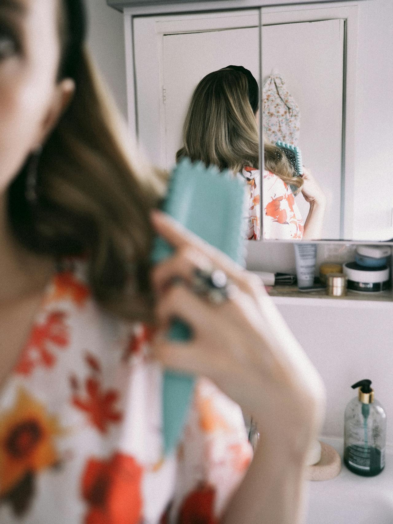 تصفيف الشعر بالفرشاة من الأطراف فصاعدًا و ليس العكس